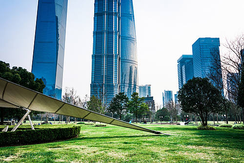 Stadtpark mit modernen Gebäude Hintergrund in Shanghai