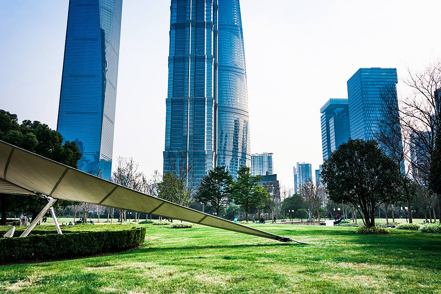 Stadtpark mit modernen Gebäude Hintergrund in Shanghai