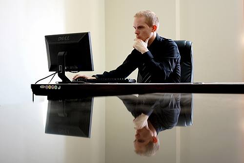 Mann im Büro mit Notebook