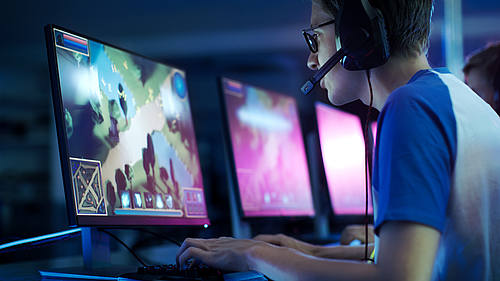 Ein junger Mann beim Computerspielen