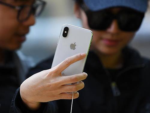 Medienberichten zufolge will Apple für alle Preisklassen der nächsten iPhone-Generation das Design des aktuellen Top-Modells X übernehmen. Foto: David Moir/AAP/Archiv