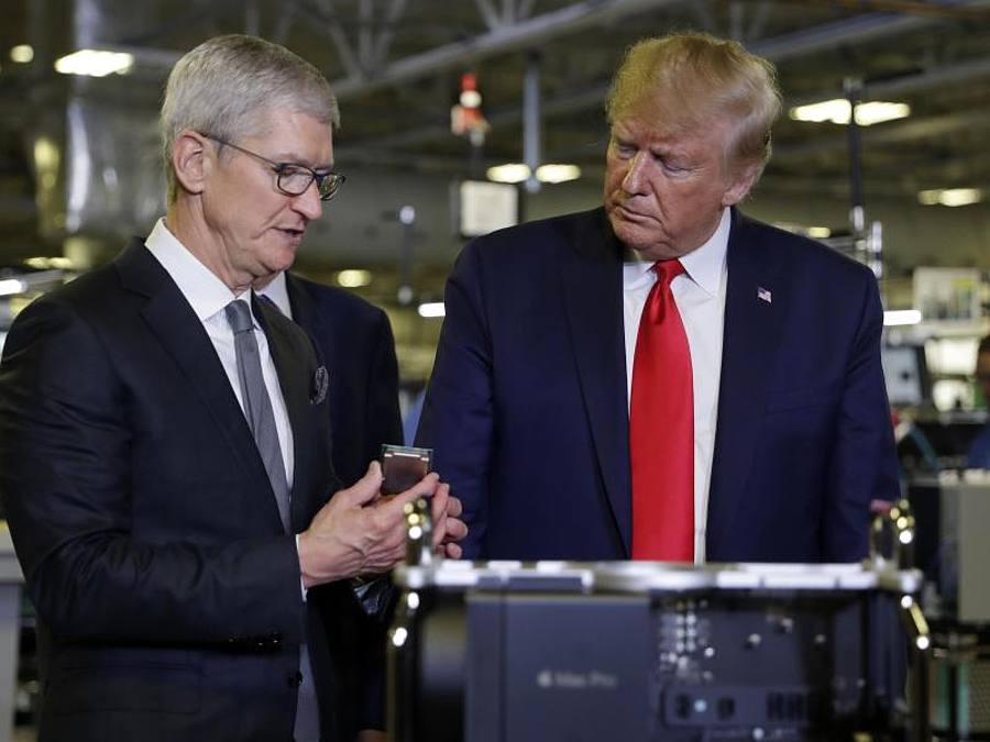 Bei der Fabrikbesichtigung in Austin hielt Tim Cook (l) dem US-Präsidenten einen längeren Vortrag darüber, wie wichtig der Produktionsstandort USA für Apple sei. Foto: Evan Vucci/AP/dpa