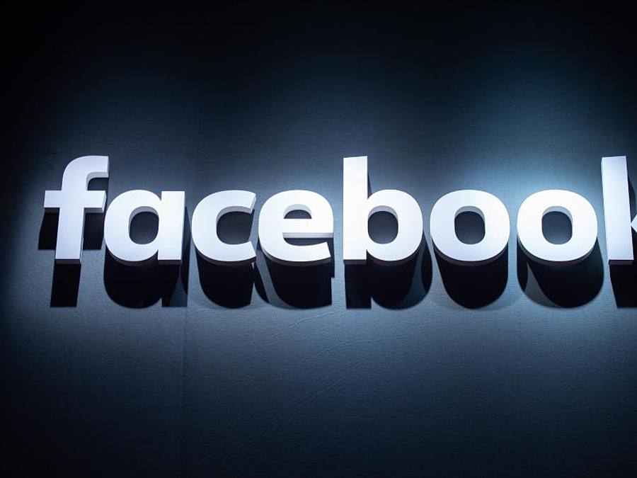 Das Logo von Facebook: Facebook hat ein von Russland aus betriebenes Netzwerk gestoppt. Foto: Christophe Gateau/dpa