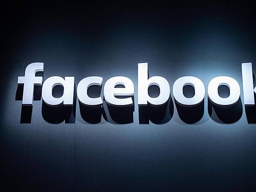 Das Logo von Facebook: Facebook hat ein von Russland aus betriebenes Netzwerk gestoppt. Foto: Christophe Gateau/dpa