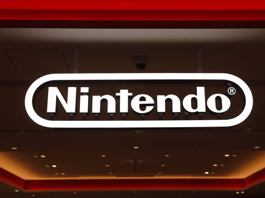 Das Logo des Computerunternehmens Nintendo ist im Geschäft zu sehen. Foto: Jae C. Hong/AP/dpa