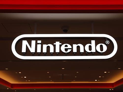 Das Logo des Computerunternehmens Nintendo ist im Geschäft zu sehen. Foto: Jae C. Hong/AP/dpa