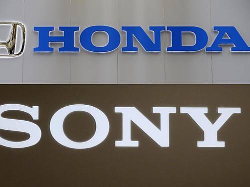 Der japanische Elektronikriese Sony geht bei seinen Auto-Plänen eine Kooperation mit Honda ein. Foto: Uncredited/AP/dpa