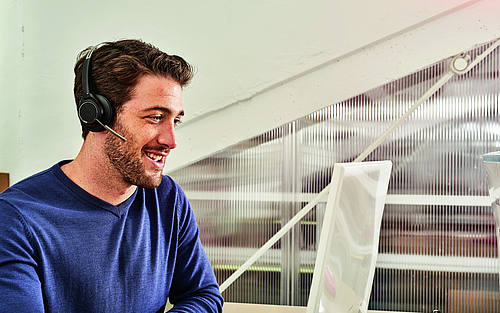 Mann telefoniert per Cloud