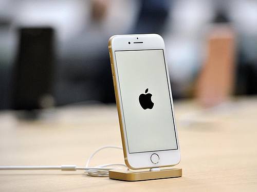 Ein iPhone 7 in einem Apple Store. In Deutschland wird das Modell nun mit einem anderen Chip verkauft. Foto: Joel Carrett/AAP/dpa