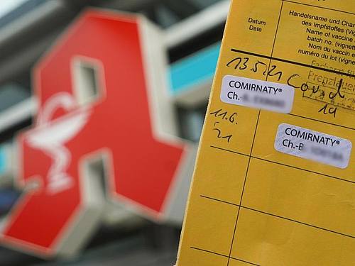Zweifach gegen Corona geimpfte Bürger können sich in einzelnen Apotheken einen digitalen Impfnachweis ausstellen lassen. Foto: Jörg Carstensen/dpa
