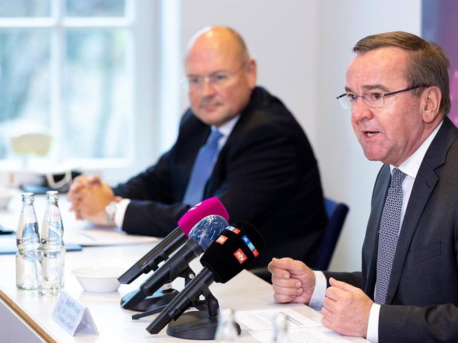 Arne Schönbohm (l), Präsident des Bundesamtes für Sicherheit in der Informationstechnik (BSI) und Boris Pistorius (SPD), Innenminister von Niedersachsen, sprechen auf einer Pressekonferenz zu einer Kooperationsvereinbarung zur Cybersicherheit zwischen 