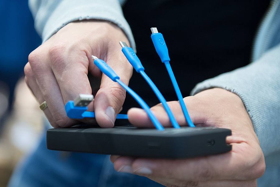 Adapter ade dank EU: Verbraucherinnen und Verbraucher benötigen zum Laden von Akkugeräten bald wohl nur noch USB-C-Kabel (zweites von rechts).