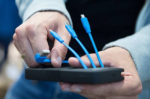 Adapter ade dank EU: Verbraucherinnen und Verbraucher benötigen zum Laden von Akkugeräten bald wohl nur noch USB-C-Kabel (zweites von rechts).