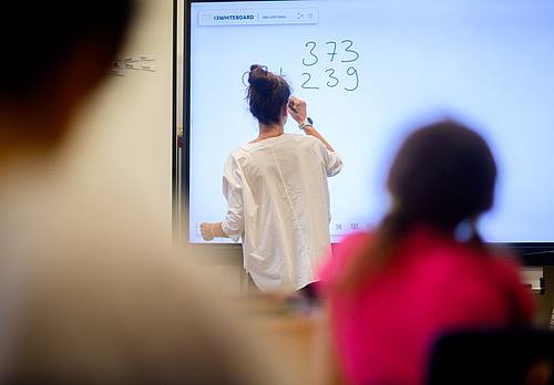 Lehrerin und Schüler
