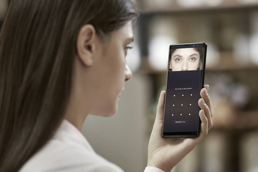 Das Galaxy Note8 bietet eine Auswahl an biometrischen Authentifizierungsverfahren, darunter Iris- und Fingerabdruck-Scanner. Der Iris-Scanner ist praktisch, wenn man gerade keine Hand frei hat, um das Gerät zu entsperren.