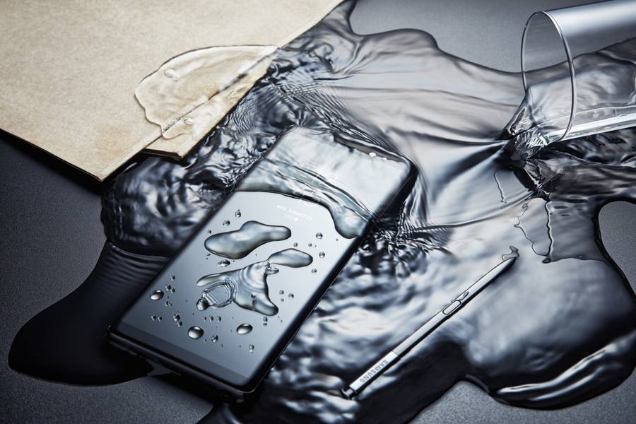 Das Samsung Galaxy Note 8 ist gegen Wasser und Staub geschützt (IP684). Nutzer können mit dem S Pen auf einem nassen Display schreiben.