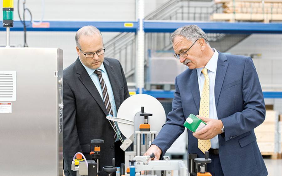 „Die Kunden fordern zunehmend selbst für relativ individuelle Maschinen immer kürzere Lieferzeiten. Danach müssen und wollen wir uns richten.“ Theo Düppre (r.)