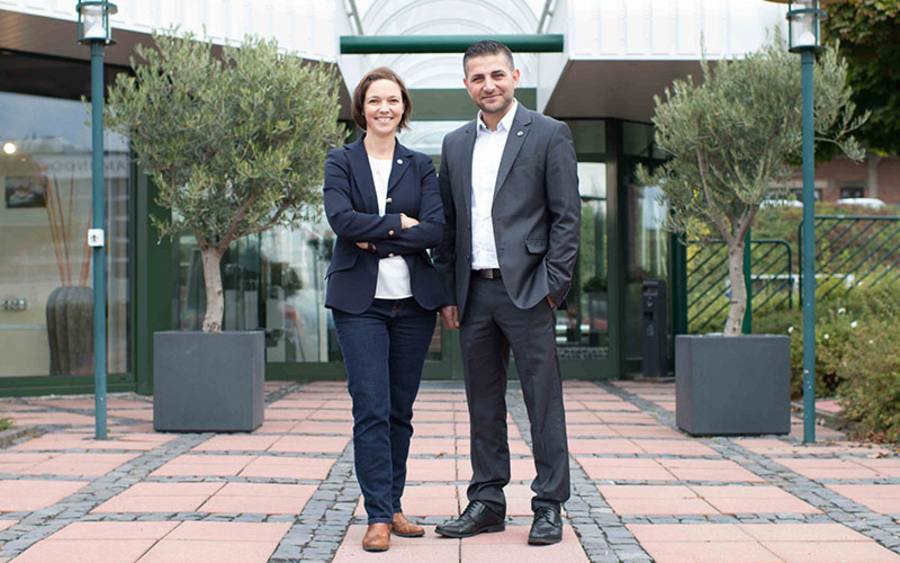 „Wir glauben, dass man nicht jeden Sonderfall IT-technisch abbilden sollte.“ Julia Häuser, geschäftsführende Gesellschafterin der Eisen-Fischer GmbH & Co. KG (li.)