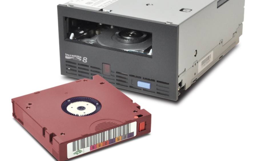 LTO8-Cartridge von Fujifilm vor einem LTO8-Bandlaufwerk.