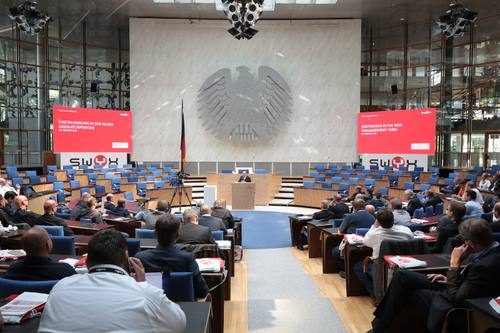 Gregor Gysi sprach im ehemaligen Deutschen Bundestag in Bonn in seiner Keynote über die Bundestagswahl, den Mittelstand und die Digitalisierung. 