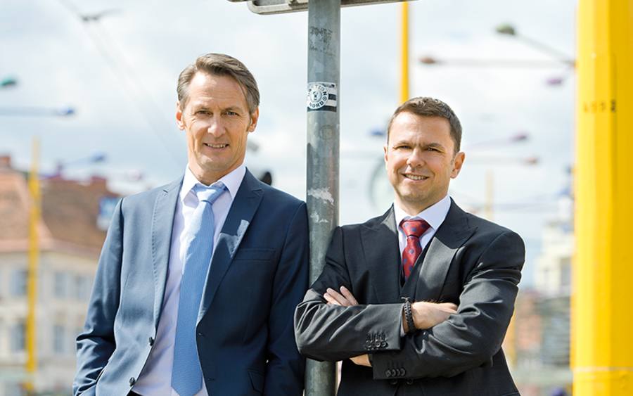 Das Geschäftsfeld   der Schadensregulierung ist sehr speziell, Standard-Software gibt es nicht. Thomas Hurmer und Kunibert Ehmann modernisieren daher ihre eigenentwickelte Software, wissen aber auch um die Problemstellungen.