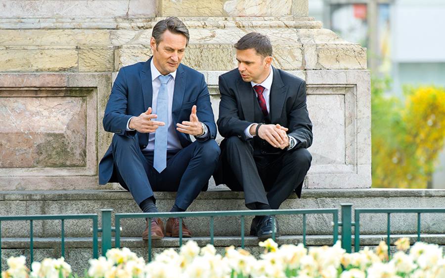 Das Geschäftsfeld  der Schadensregulierung ist sehr speziell, Standard-Software gibt es nicht. Thomas Hurmer und Kunibert Ehmann modernisieren daher ihre eigenentwickelte Software, wissen aber auch um die Problemstellungen.