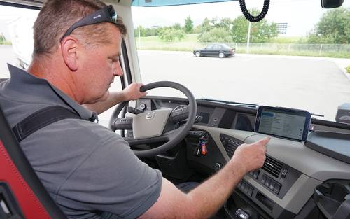 Lediglich das Eintreffen der Tourdaten auf dem Tablet muss jetzt noch manuell vom Fahrer bestätigt werden. 