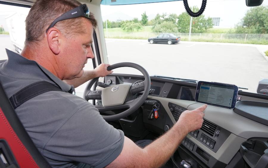 Lediglich das Eintreffen der Tourdaten auf dem Tablet muss jetzt noch manuell vom Fahrer bestätigt werden. 
