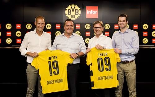 Die beiden Infor-Manager Jörg Jung und Gerhard Knoch (Mitte) beim symbolischen "Trikottausch" mit dem BVB.