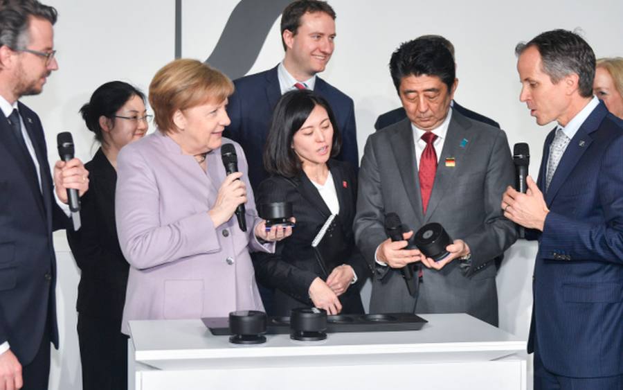 Angela Merkel und Shinzō Abe besuchten den Audiospezialisten Sennheiser auf der Cebit. 