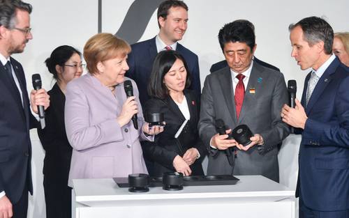 Angela Merkel und Shinzō Abe besuchten den Audiospezialisten Sennheiser auf der Cebit. 
