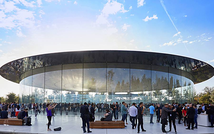 Viele Gäste im Steve Jobs Theater (Bildquelle: Apple)