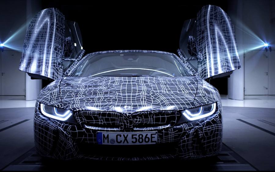BMW kombiniert im i8 einen Dreizylinder-Ottomotor und ein Elektromotor, so wird es  i8 Roadster auch erwartet. Rein elektrisch wollen die Bayern anscheind noch nicht fahren.