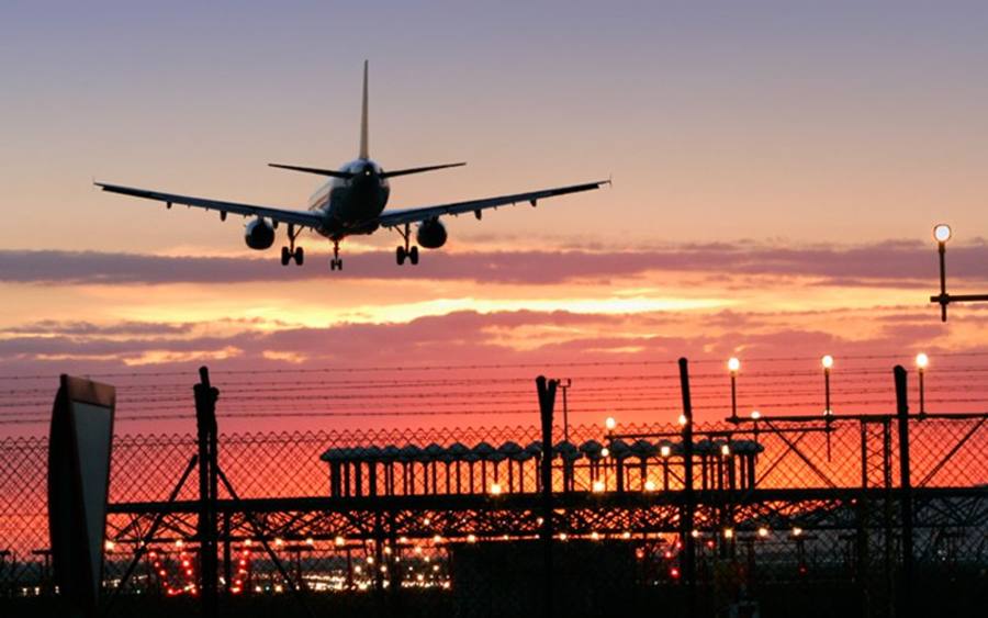 Flugzeug im Sonnenuntergang - © Daniel Duchon - www.sxc.hu