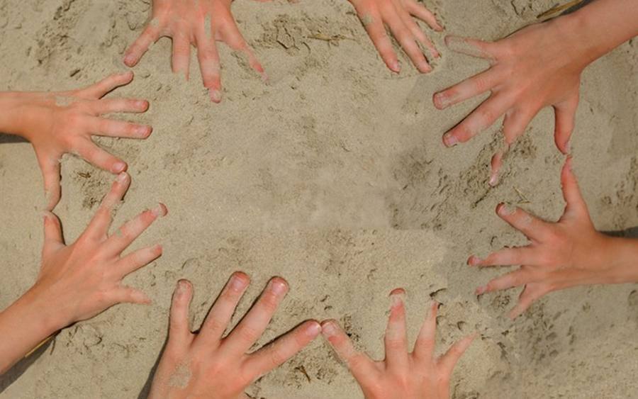 Händekreis auf Sand