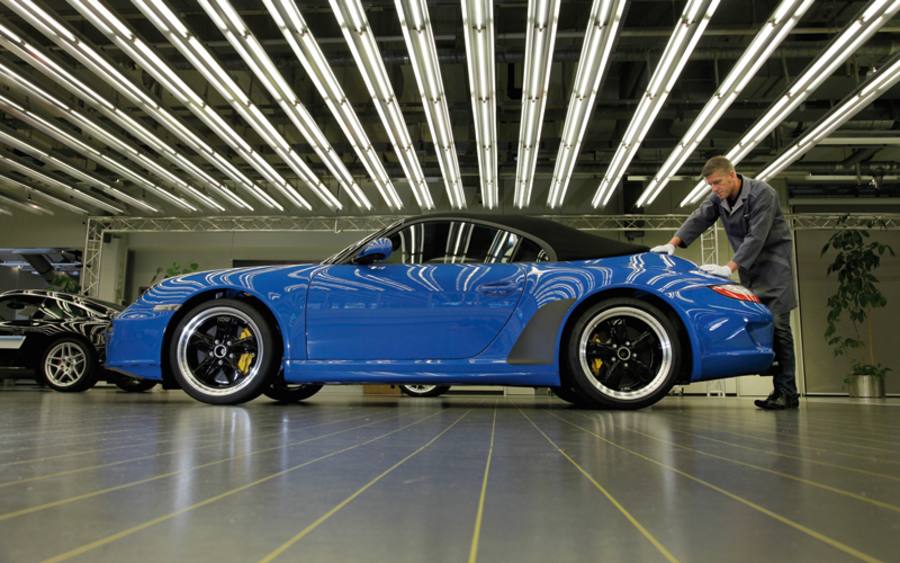 Pflege eines Porsche, Bildquelle: Porsche