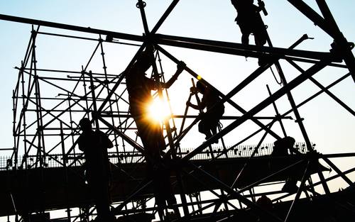 Arbeiter auf Gerüst