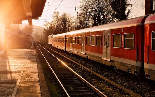 Bahn, Bildquelle: Andreas Dengs/pixelio.de