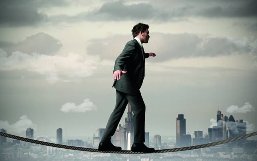 Balanceakt, Bildquelle: iStockphoto.com/alphaspirit