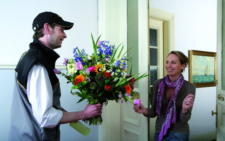 Blumenübergabe, Bildquelle: Fleurop