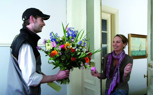 Blumenübergabe, Bildquelle: Fleurop