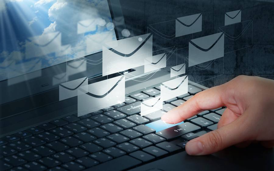 E-Mail am Laptop