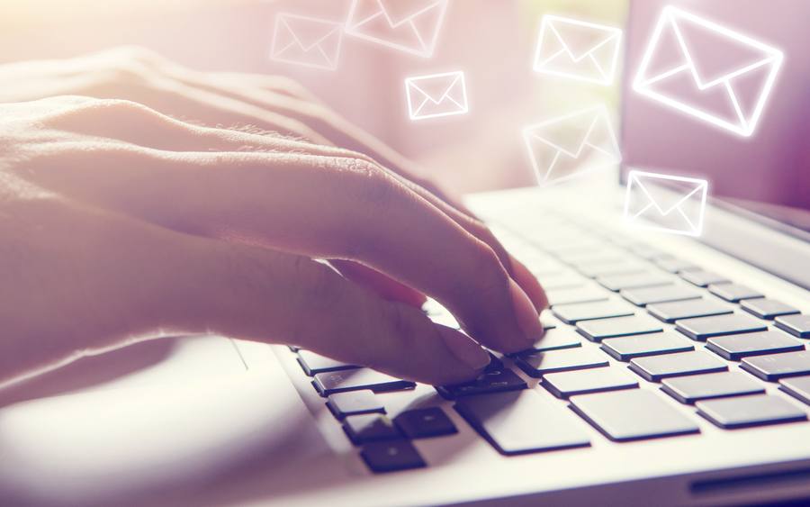 E-Mailverkehr am Notebook