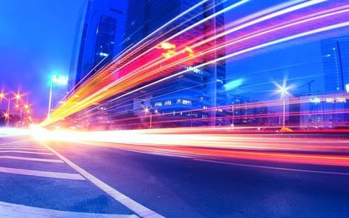 Lichtspuren auf einer Straße
