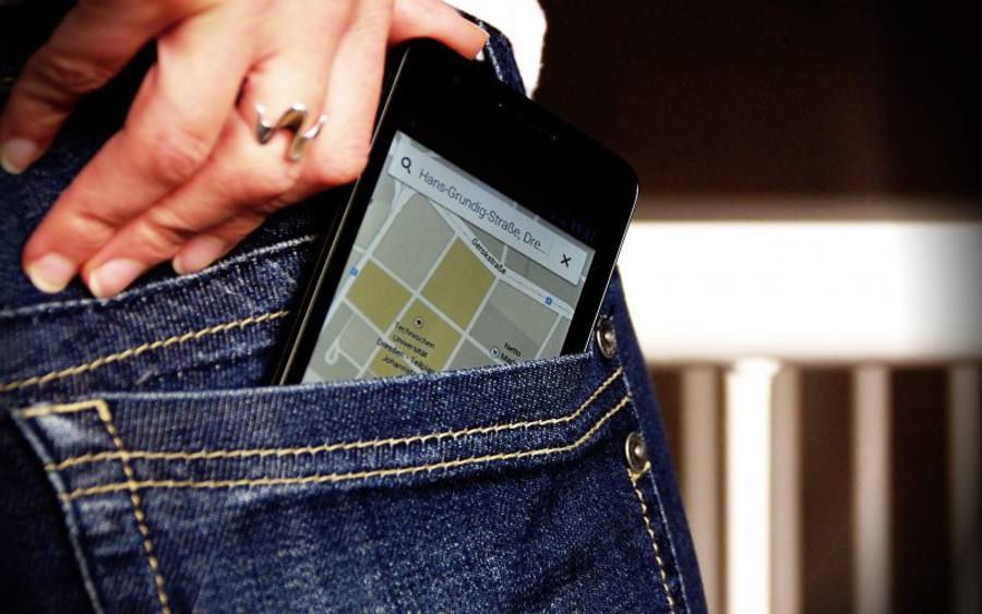 Smartphone in Hosentasche, Bildquelle: ITM