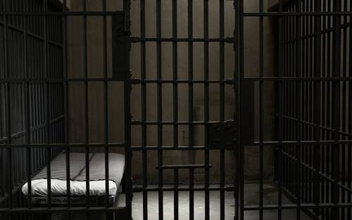 Hinter Gittern, Bildquelle: Thinkstock/Digital Vision