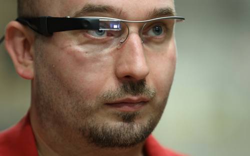 Lagerarbeiter mit der Google-Glass-Datenbrille
