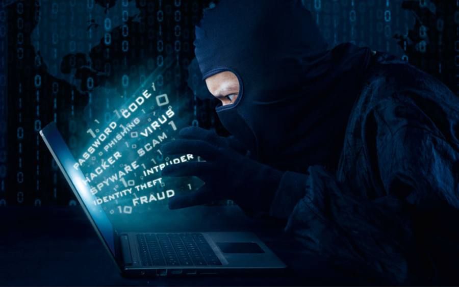 Hacker vor Rechner