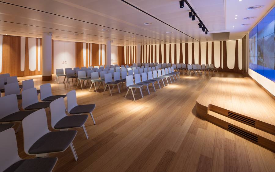 Das Auditorium bietet ausreichend Platz für interne und externe Veranstaltungen. Dem Anlass entsprechend bietet das Beleuchtungssystem viele verschiedene Möglichkeiten.