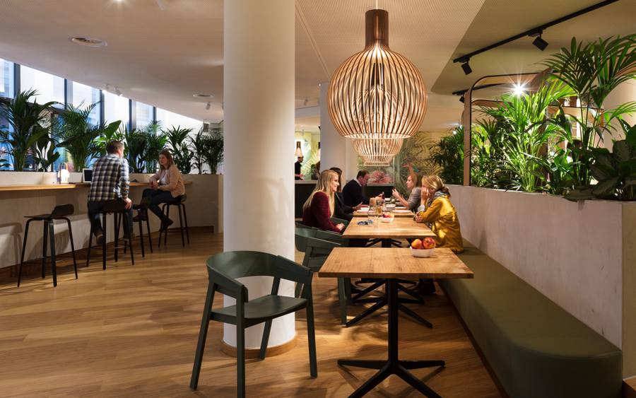 Die Business-Lounge im Bali-Stil dient Mitarbeitern und Gästen als beliebter Treffpunkt.